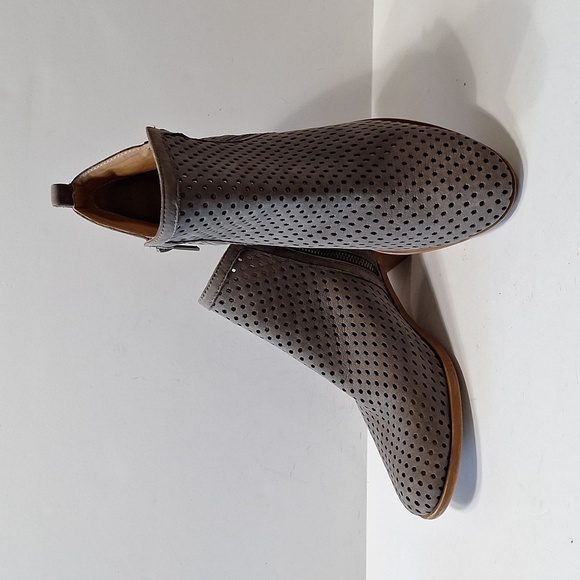 Lucky Brand Gray Gorpcore Preppy Almond Toe Perforated Basel Ankle Booties Sz 10 - Picture 1 of 11